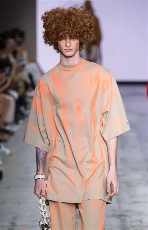 中性米色 + 塑料粉｜2020春夏中国男装流行色搭配-服装流行色彩-服装设计网