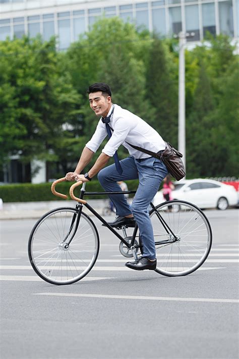 青年男人骑自行车图片素材下载-稿定素材