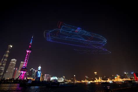 “开学了，好好学习！”外滩上空200架无人机拼出开学祝福语 - 周到上海