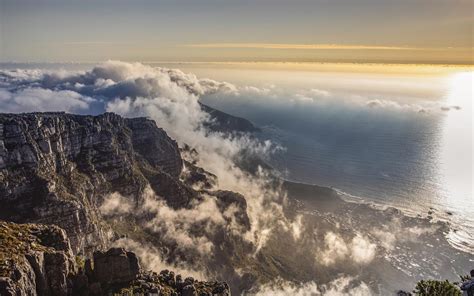 桌山是南非的一座平顶的山，也是最新世界八大自然奇观之一