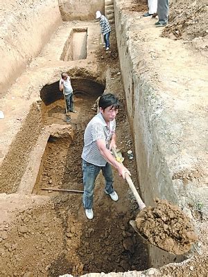 考古发掘现场:两位伟大的考古学家在发掘现场工作，小心翼翼地拿着新发现的古代文明文化制品、历史泥板、化石遗骸照片摄影图片_ID ...