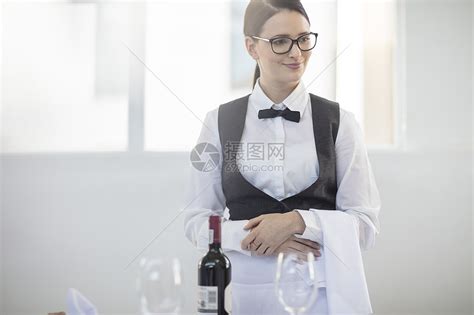 餐厅女服务员对镜微笑高清图片下载-正版图片501881418-摄图网