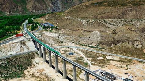 历史上的今天10月15日_2005年世界海拔最高的铁路青藏铁路全线贯通庆祝大会在拉萨举行。2006年7月1日投入试运行，结束西藏无铁路的历史。