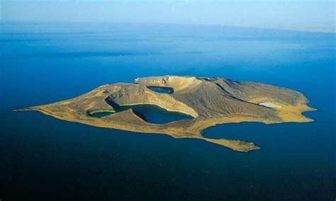 位于非洲东部的“图尔卡纳湖”，是世界上最大的永久性沙漠湖泊|卡纳|湖泊|沙漠_新浪新闻