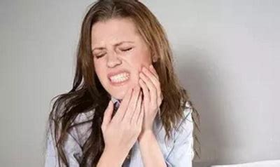 牙齿后面的肉肿痛 怎么办 牙龈痛吃什么食物缓解 | 说明书网