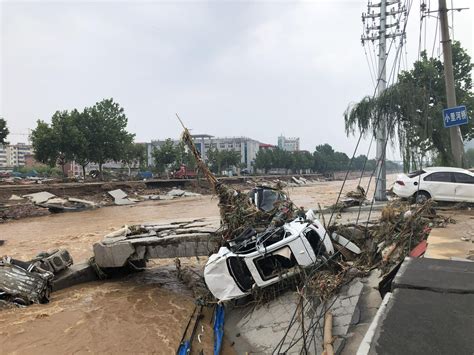 河南新乡洪水咆哮着从村民家流过 田地玉米完全被淹没_手机新浪网