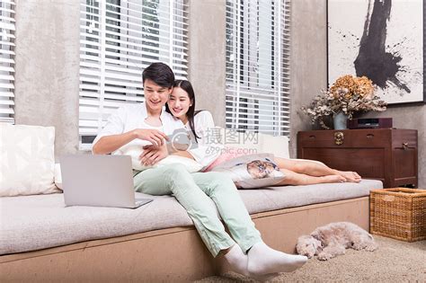 年轻情侣在家休闲娱乐放松看电视高清图片下载-正版图片500441046-摄图网