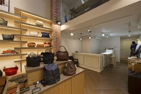 Painted 皮包店设计 – 米尚丽零售设计网 MISUNLY- 美好品牌店铺空间发现者