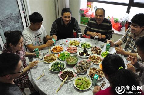 记者实拍：全家围坐吃团圆饭(组图)_频道_凤凰网