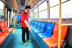 九旬老人公交车上被挤撞 拔刀相向吓坏一车乘客(图)_手机凤凰网