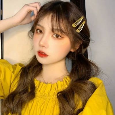 心动黄色系女头图片