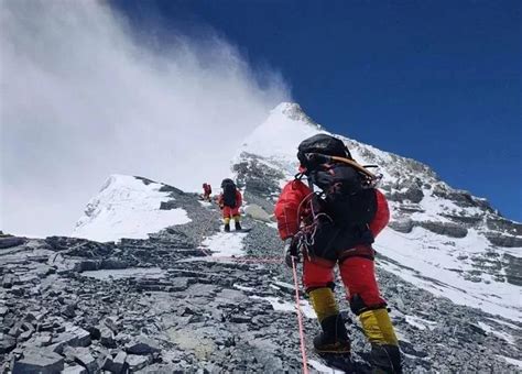 来之不易的珠峰登顶 攀登者经历了哪些挑战？_手机新浪网
