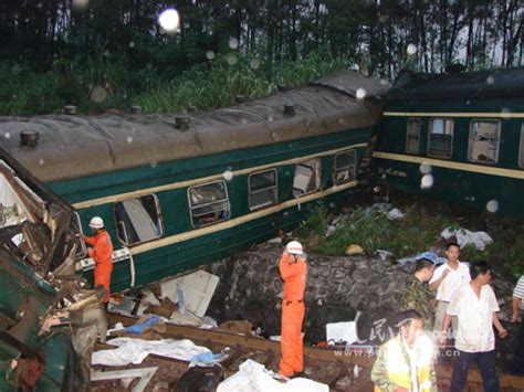韩国高铁脱轨致14人受伤 现场清理工作进行中
