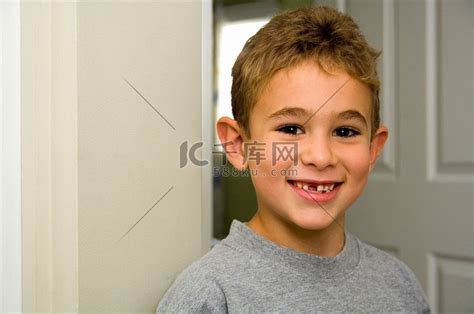 骄傲的小男孩刚掉了牙。人物特写美女高清摄影大图-千库网