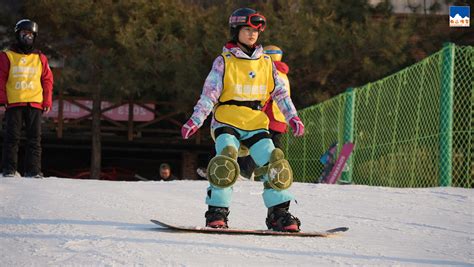 一家人到滑雪场滑雪运动高清图片下载-正版图片501904719-摄图网