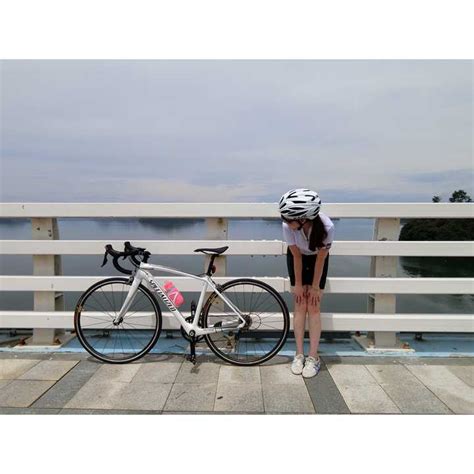 快乐女子骑着自行车在公园河道边高清图片下载-正版图片303741191-摄图网