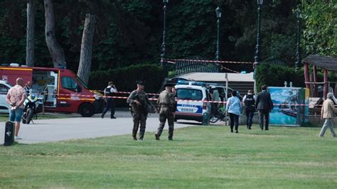 法国发生持刀伤人案！男子捅伤8名儿童，3名受害者生命垂危_手机新浪网