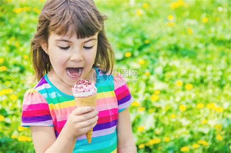 孩子吃冰淇淋高清图片下载-正版图片505871457-摄图网