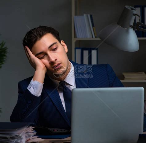 在工作时间偷睡觉的员工背后的主管或企业主高清图片下载-正版图片503751523-摄图网