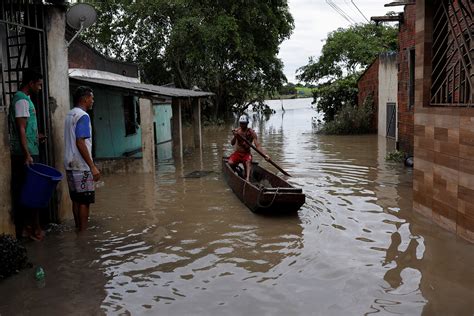 巴西洪灾致数万人流离失所，总统博索纳罗却跑去度假跨年__财经头条