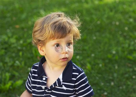 可爱的小男孩在家里的肖像高清图片下载-正版图片502630103-摄图网