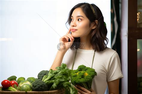 拿着蔬菜的女孩高清图片下载-正版图片600853810-摄图网