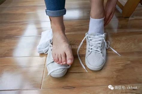 熊黛林脱鞋子袜子图片