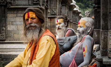 中国的圣人让人顶礼膜拜，尼泊尔的圣人遍地都是，喜欢被游客拍照|尼泊尔|印度教|苦行僧_新浪新闻