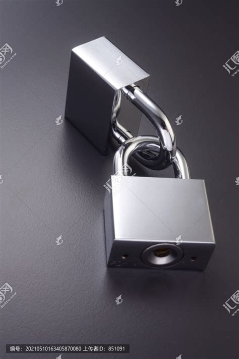 两个锁在一起的挂锁。,摄影素材,汇图网www.huitu.com
