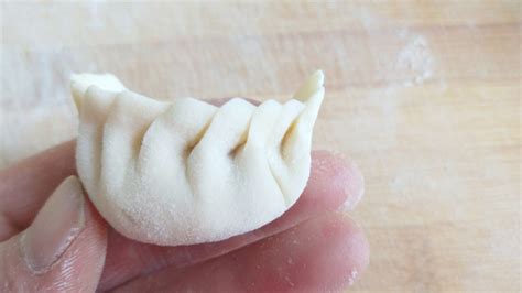 【中式面点-月牙饺子捏制技巧的做法视频_做法步骤】_下厨房