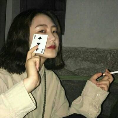 甜美女生抽烟头像图片