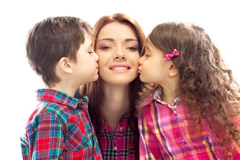 快乐妈妈吻了她的女儿和儿子-包图企业站