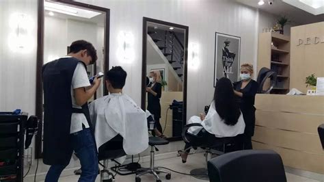 越南理发店搭“特金会”热潮 免费理特朗普和金正恩发型_新浪图片