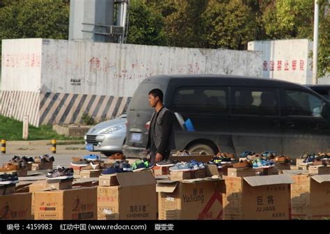 路边摆摊卖鞋子的男人高清图片下载_红动中国