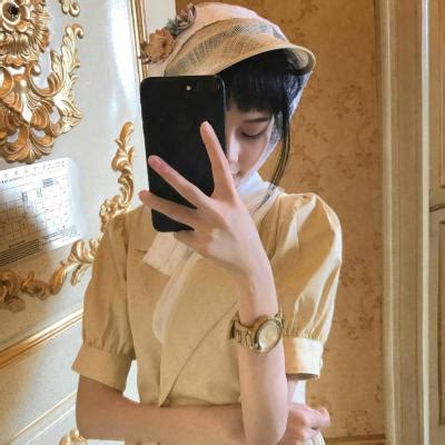 甜美女生头像对镜子照片
