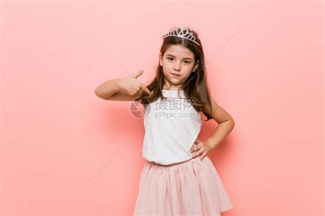 穿着公主的小女孩长得像一个人高清图片下载-正版图片506211320-摄图网