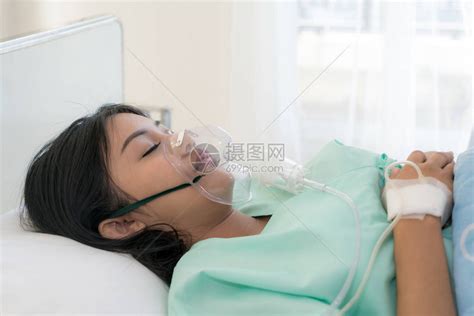 亚裔年轻女患者在医院床上高清图片下载-正版图片502709991-摄图网