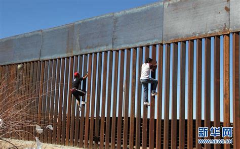 美墨孩子隔着边境墙玩跷跷板，特朗普看到这一幕，会感动吗？