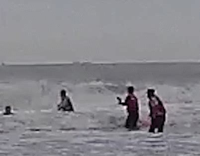 小孩被浪卷入海中(小孩子被海浪冲走 奶奶拼命搭救画面令人揪心) - 冰球网