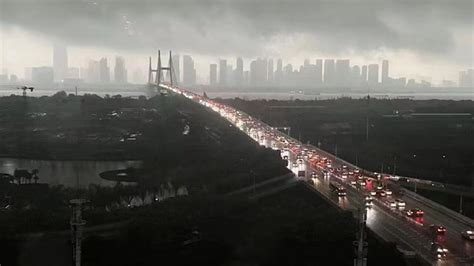 突降暴雨武汉一秒天黑 行驶车辆纷纷打开车灯_腾讯视频