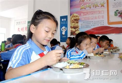 贵州黔西：让孩子们吃安全健康的营养餐（组图）