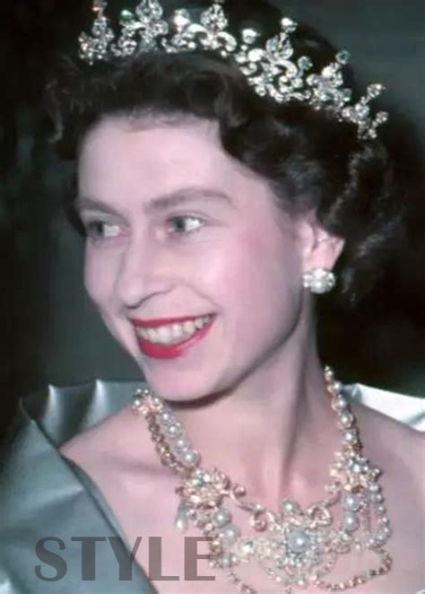 英国女王伊丽莎白二世皇室珠宝 - 金玉米 | 专注热门资讯视频