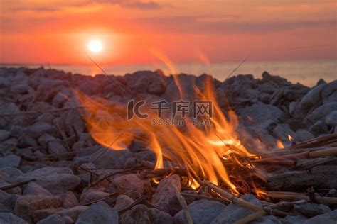 日落时分，在海边燃烧着火。高清摄影大图-千库网