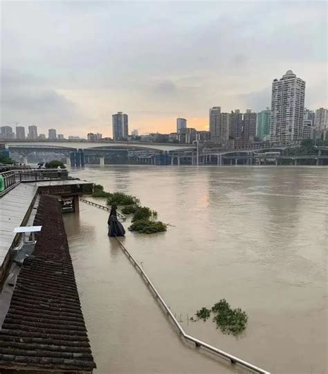 重庆暴雨致洪水从三楼倾泻而下成瀑布 居民至今不敢回家住_凤凰网视频_凤凰网