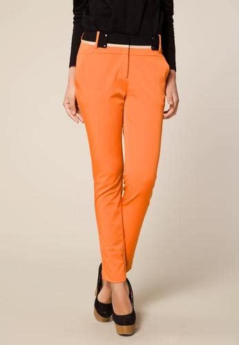 橙色衣服配什么裤子好看 橙色裤子配什么颜色的上衣最好看(4)_配图网
