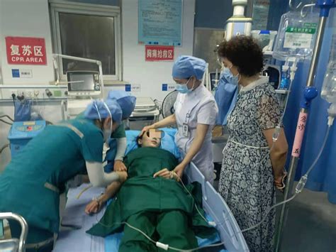 郑州护士检测现场晕倒 倒地前暗示自己坚持采完手头的试管-大河新闻