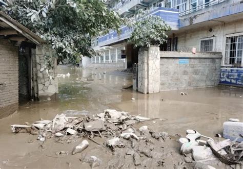 记者探访恩施建始县：居民楼被淹逾2米，水位现已回落_洪水