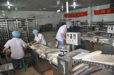 生产线移动土豆零食。生产线的面食厂，生产面食视频素材_ID:VCG42N1388176673-VCG.COM