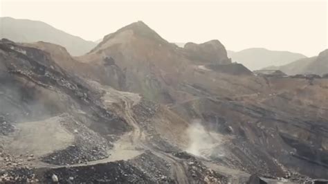 内蒙古一露天煤矿发生大面积坍塌，已致2死6伤、53人失联_凤凰网视频_凤凰网