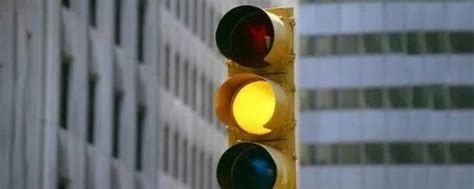 单独一个黄灯闪烁，路口黄灯不断闪烁说明什么情况_车主指南